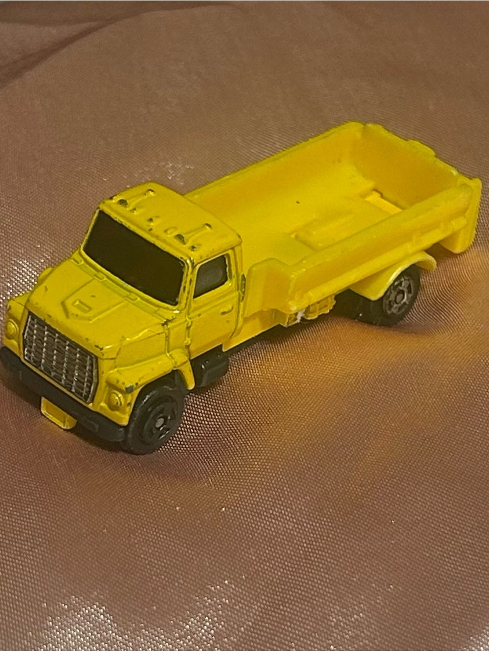 1:64 Yellow Ford L-Series Heavy Duty Dump Truck Toy
